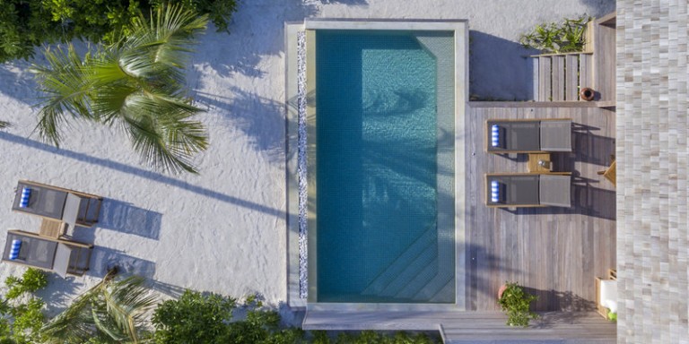 Ansicht aus der Luft, auf eine der in die Natur eingebetteten Beach Pool Villen.